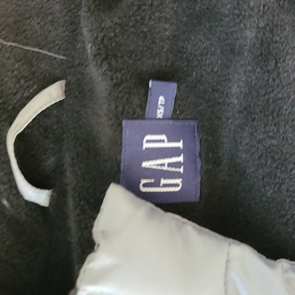 Gap silver puffer vest with fleece lining xs new condition - Picture 2 of 3